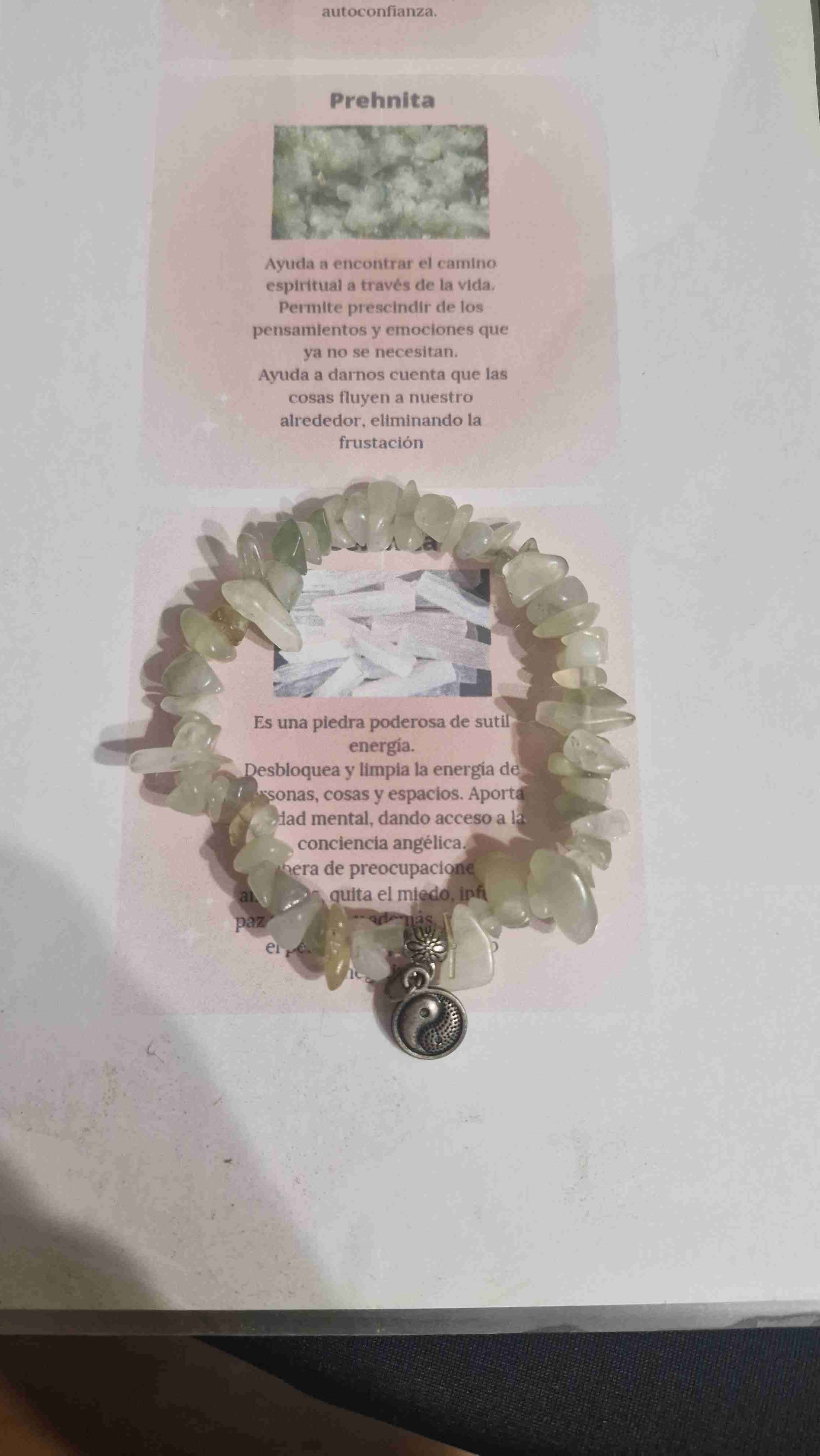 Pulsera de prehnita con dije